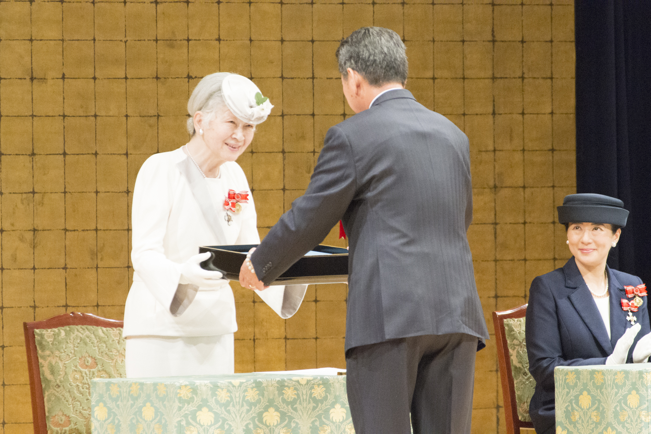 大野代表取締役へ有功章を渡される日本赤十字社名誉総裁
